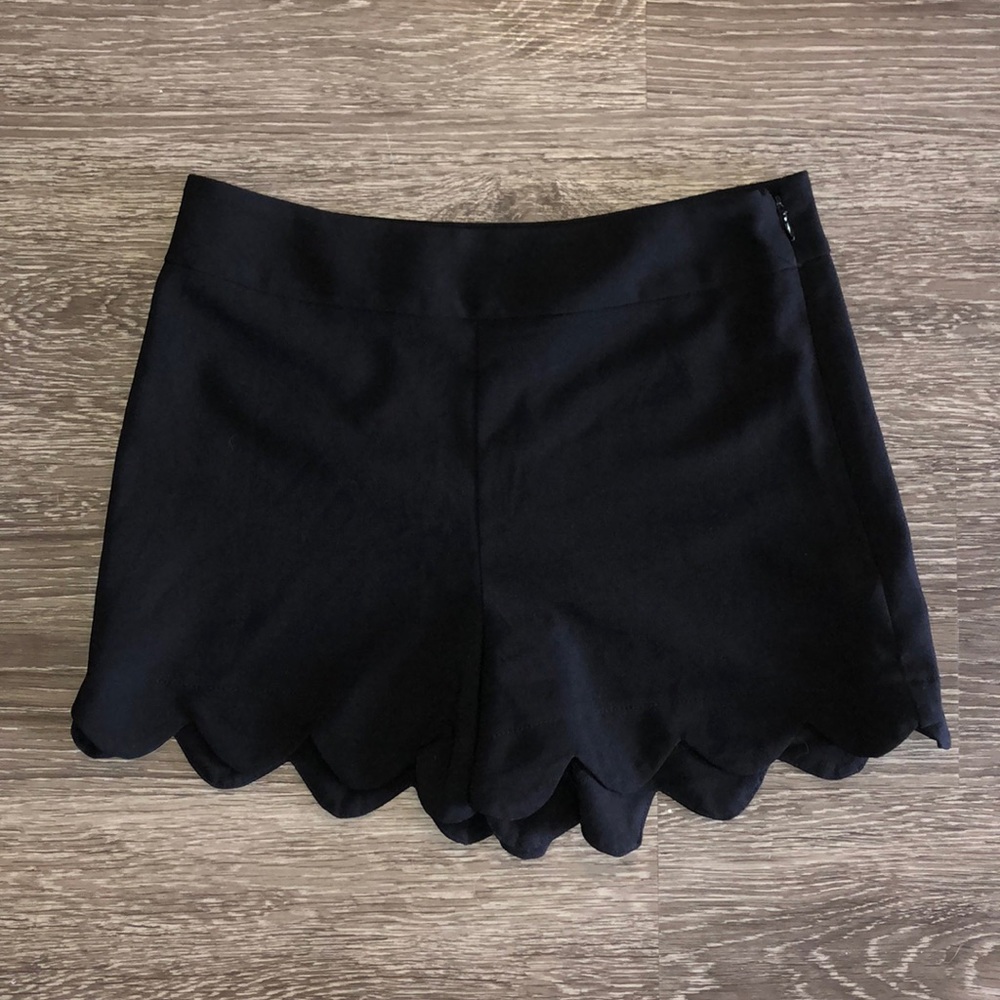 Monteau high waisted scalloped shorts